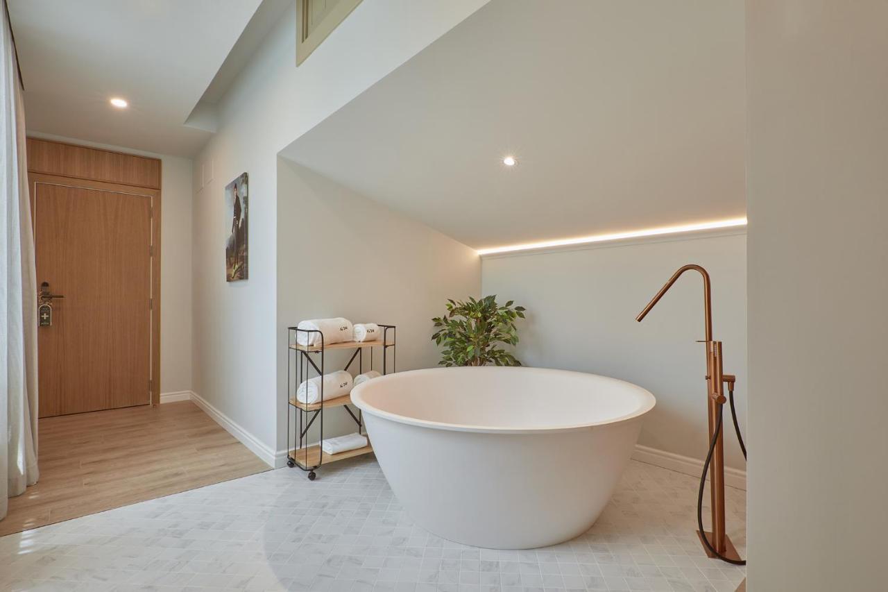 Junior Suite Bathtub,1327754354:JPEG